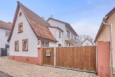 Wohnen, arbeiten & Natur: Vielseitiges Einfamilienhaus mit Scheune, Garten & Hof - Vorderansicht