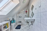 Moderne Doppelhaushälfte mit Einliegerwohnung und Wintergarten - Badezimmer