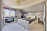 Moderne Doppelhaushälfte mit Einliegerwohnung und Wintergarten - Schlafzimmer