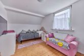 Viel Raum für Ihre Ideen – Wohnimmobilie mit außergewöhnlichem Lager- und Nutzungspotenzial - Schlafzimmer 2 DG