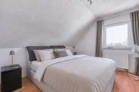 Gepflegtes Mehrfamilienhaus mit zuverlässigen Einnahmen & steigender Renditechance - Schlafzimmer - digitales staging