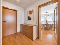 Gepflegtes Mehrfamilienhaus mit zuverlässigen Einnahmen & steigender Renditechance - Flur - digitales staging