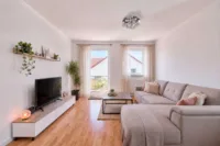 Gepflegtes Mehrfamilienhaus mit zuverlässigen Einnahmen & steigender Renditechance - Wohnzimmer - digitales staging