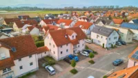 Gepflegtes Mehrfamilienhaus mit zuverlässigen Einnahmen & steigender Renditechance - Drohnenaufnahme