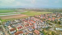 Gepflegtes Mehrfamilienhaus mit zuverlässigen Einnahmen & steigender Renditechance - Drohnenaufnahme