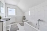 Gepflegtes Mehrfamilienhaus mit zuverlässigen Einnahmen & steigender Renditechance - Bad - digitales staging