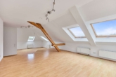 Stilvolle Dachgeschosswohnung mit Aufzug und zwei Stellplätzen in ehemaliger Kaserne - Wohnzimmer