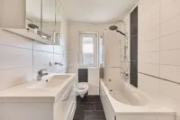 Zentral wohnen mit Weitblick – attraktive 3-Zimmer-Eigentumswohnung mit Loggia - Badezimmer
