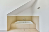Spektakuläre Bauhaus-Villa in Feldrandlage - Familien- & altersgerecht - Badewanne
