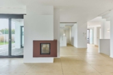 Spektakuläre Bauhaus-Villa in Feldrandlage - Familien- & altersgerecht - Wohnzimmer mit Kamin