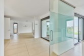 Spektakuläre Bauhaus-Villa in Feldrandlage - Familien- & altersgerecht - Kücheneingang
