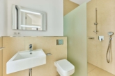 Spektakuläre Bauhaus-Villa in Feldrandlage - Familien- & altersgerecht - Bad im Gästezimmer