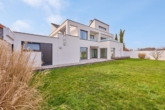 Spektakuläre Bauhaus-Villa in Feldrandlage - Familien- & altersgerecht - Garten & Rückansicht