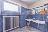 Ehemaliger Winzerhof mit zwei Wohngebäuden, großer Scheune, Garten und Gewölbekeller - Badezimmer Haus 1