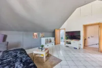 Modernes Familienwohnhaus mit großzügigem Grundriss und Garten - Dachgeschosszimmer