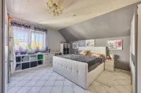 Modernes Familienwohnhaus mit großzügigem Grundriss und Garten - Schlafzimmer