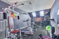 Modernes Familienwohnhaus mit großzügigem Grundriss und Garten - Fitnessraum