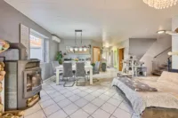 Modernes Familienwohnhaus mit großzügigem Grundriss und Garten - Wohnzimmer