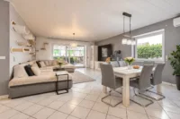 Modernes Familienwohnhaus mit großzügigem Grundriss und Garten - Wohn- und Esszimmer