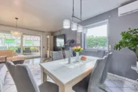 Modernes Familienwohnhaus mit großzügigem Grundriss und Garten - Esszimmer
