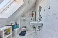 Modernes Familienwohnhaus mit großzügigem Grundriss und Garten - Bad DG
