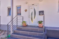 Modernes Familienwohnhaus mit großzügigem Grundriss und Garten - Eingangs
