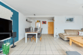 Helle & moderne 4-Zimmer Maisonettewohnung mit Balkon, PV-Anlage & Garage in optimaler Lage - Wohnzimmer mit Essbereich