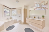 Licht. Luft. Lebensqualität – Architektenhaus mit Einliegerwohnung und besonderem Flair - Badezimmer