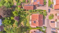 Gartenidylle trifft Wohnqualität – ein Zuhause zum Wohlfühlen - Drohnenaufnahme