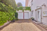 Gartenidylle trifft Wohnqualität – ein Zuhause zum Wohlfühlen - Garage