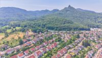 Gartenidylle trifft Wohnqualität – ein Zuhause zum Wohlfühlen - Drohnenaufnahme