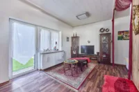 Einfamilienhaus mit separatem Gästehaus - Wohnzimmer EG