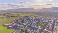 Einfamilienhaus mit separatem Gästehaus - Drohnenaufnahme
