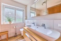 Bungalow mit besonderem Wohngefühl und großzügiger Sonnenterrasse - Badezimmer