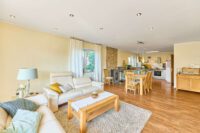Bungalow mit besonderem Wohngefühl und großzügiger Sonnenterrasse - Wohnbereich