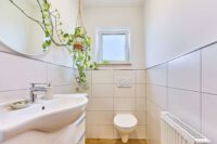 Bungalow mit besonderem Wohngefühl und großzügiger Sonnenterrasse - Gäste-WC
