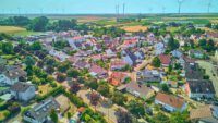 Bungalow mit besonderem Wohngefühl und großzügiger Sonnenterrasse - Drohnenaufnahme