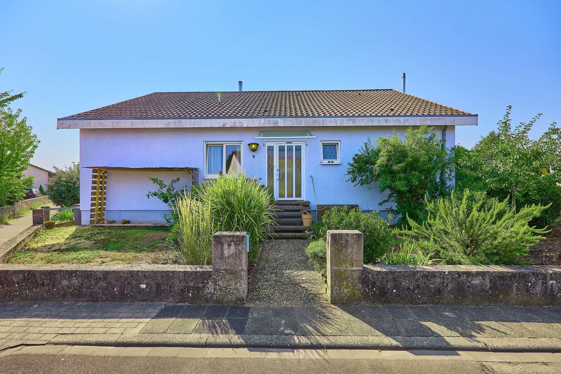 Bungalow mit besonderem Wohngefühl und großzügiger Sonnenterrasse, 76877 Offenbach an der Queich, Einfamilienhaus