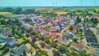 Sonniger Bungalow mit PV-Anlage und großem Grundstück - Drohnenaufnahme