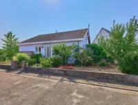 Sonniger Bungalow mit PV-Anlage und großem Grundstück - Außenansicht