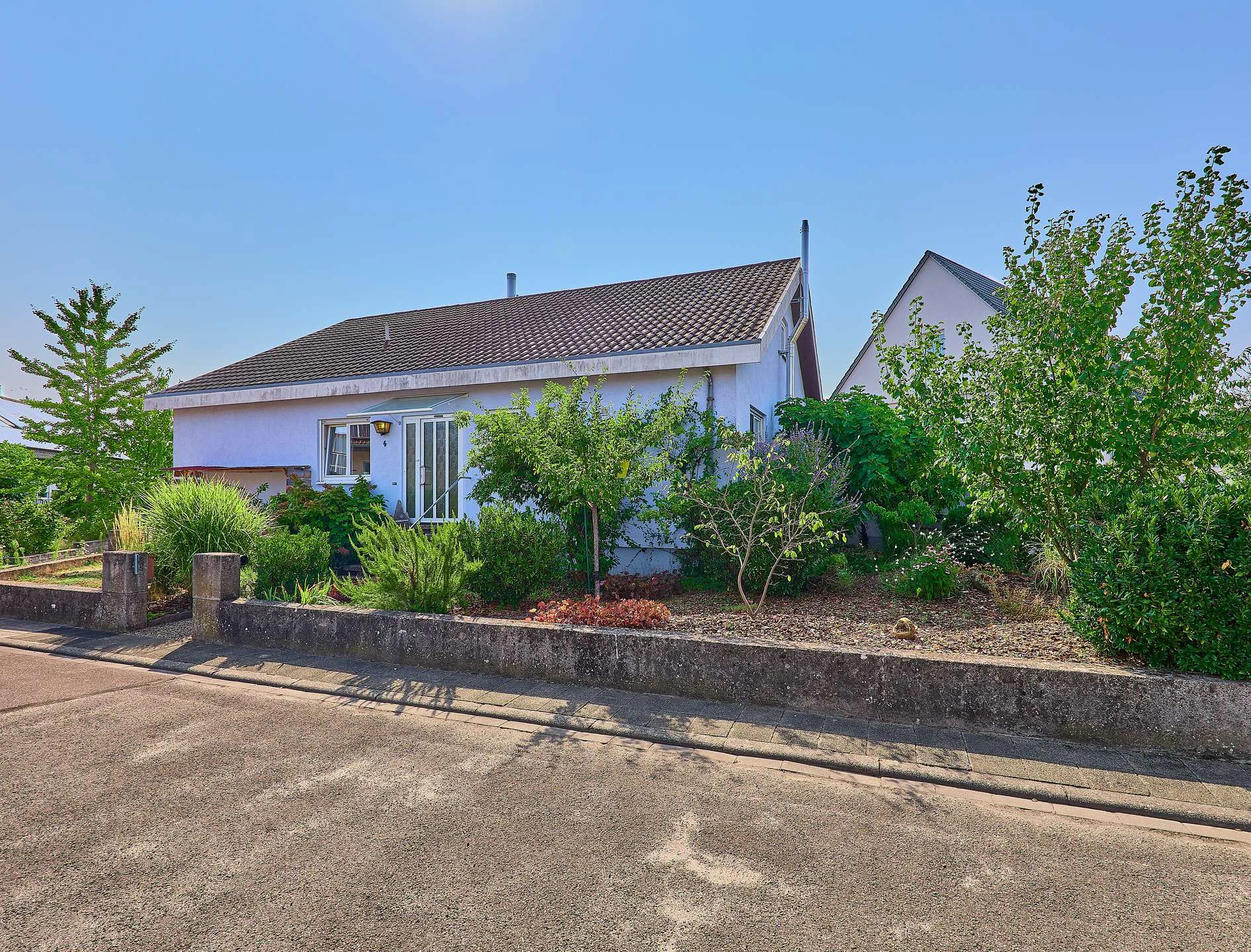 Sonniger Bungalow mit PV-Anlage und großem Grundstück, 76877 Offenbach an der Queich, Einfamilienhaus