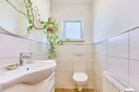 Sonniger Bungalow mit PV-Anlage und großem Grundstück - Gäste-WC