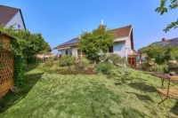 Sonniger Bungalow mit PV-Anlage und großem Grundstück - Garten