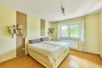 Sonniger Bungalow mit PV-Anlage und großem Grundstück - Schlafzimmer