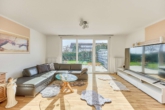 Modernes & lichtdurchflutetes Wohnen für die Familie: Haus mit vielen Extras und Südgarten - Wohnzimmer