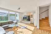 Modernes & lichtdurchflutetes Wohnen für die Familie: Haus mit vielen Extras und Südgarten - Wohnzimmer