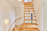 Modernes & lichtdurchflutetes Wohnen für die Familie: Haus mit vielen Extras und Südgarten - Treppenaufgang zum Dachgeschoss