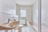 Platz zum Wohlfühlen: gepflegte 4-Zimmer-Wohnung mit überdachtem Balkon & optimaler Raumaufteilung - Badezimmer