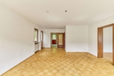 Gepflegte & helle 2-Zimmer-Wohnung mit eigenem Garten & Terrasse in Waldrandlage - Wohnzimmer