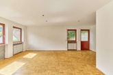 Gepflegte & helle 2-Zimmer-Wohnung mit eigenem Garten & Terrasse in Waldrandlage - Wohnzimmer